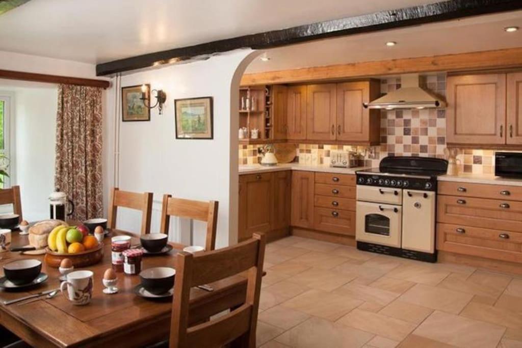 Scenic Welsh Cottage In The Brecon Beacons 크릭호웰 외부 사진